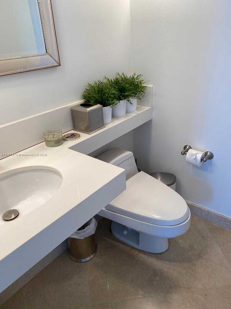 Small Image of 1000 SOUTH POINTE DR #405, Miami Beach Number 4