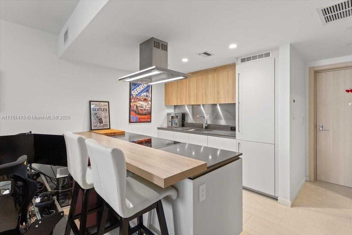 Small Image of 1000 BRICKELL PLZ #3303, Miami Number 4