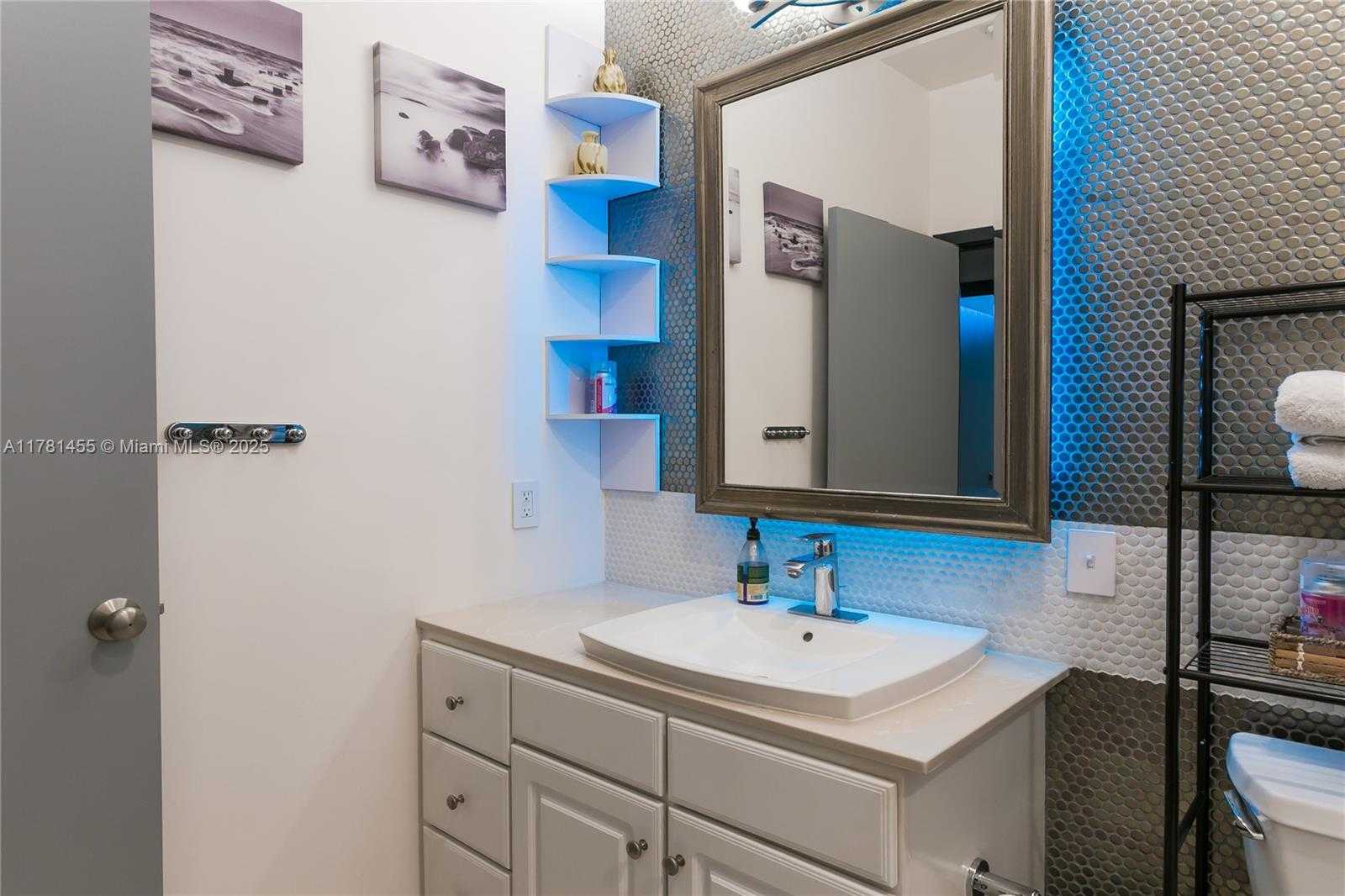 Small Image of 2001 BISCAYNE BLVD #3306, Miami Number 10