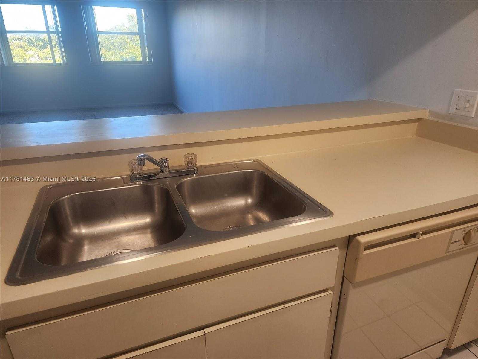 Small Image of 8100 GENEVA CT #341, Doral Number 12