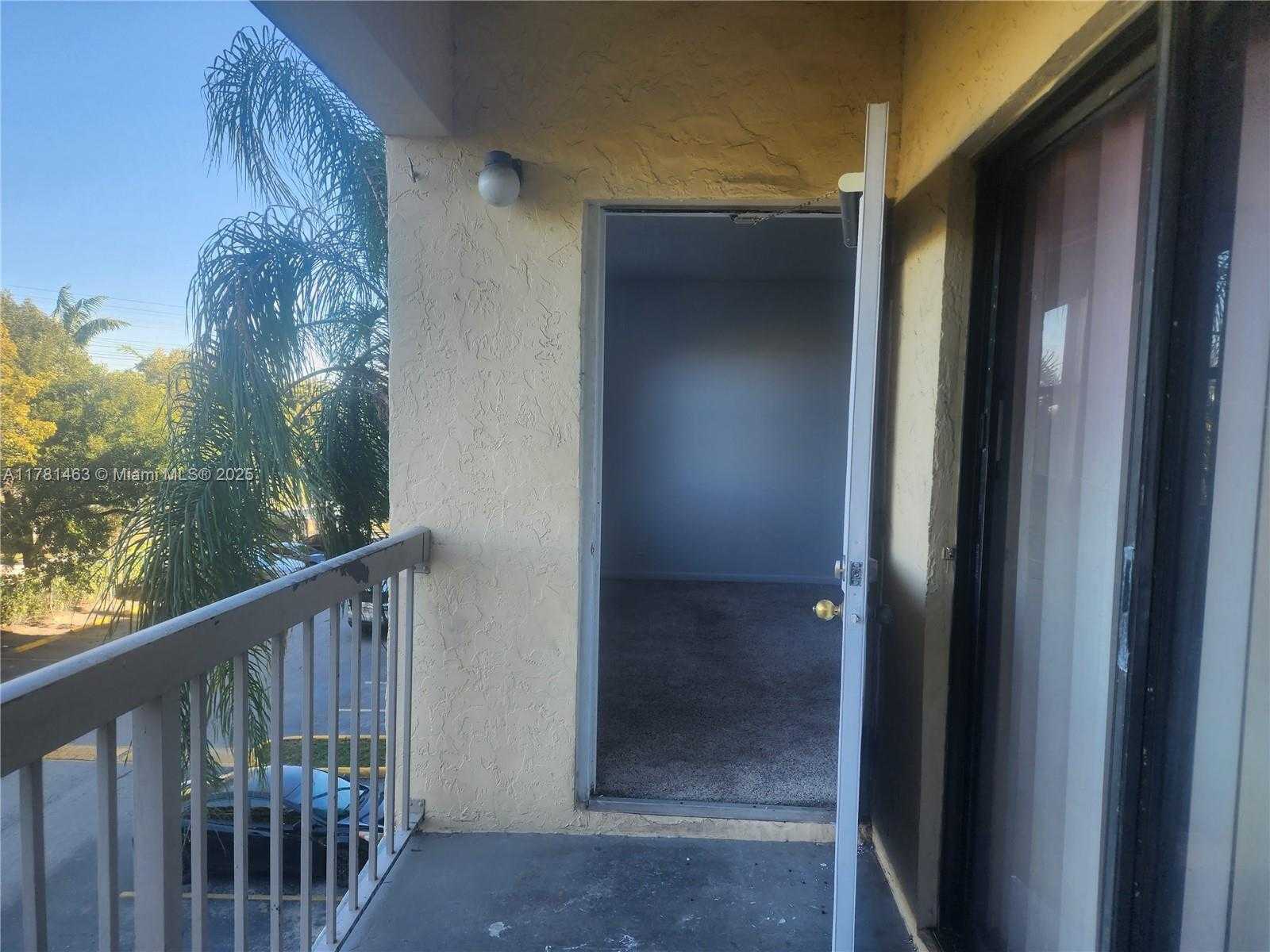 Small Image of 8100 GENEVA CT #341, Doral Number 22