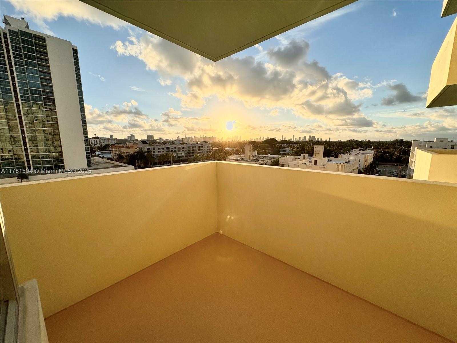 Small Image of 2899 COLLINS AVE #820, Miami Beach Number 13