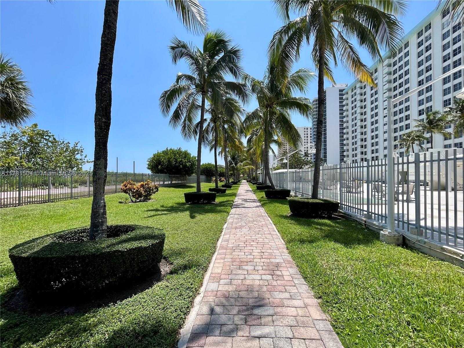 Small Image of 2899 COLLINS AVE #820, Miami Beach Number 18