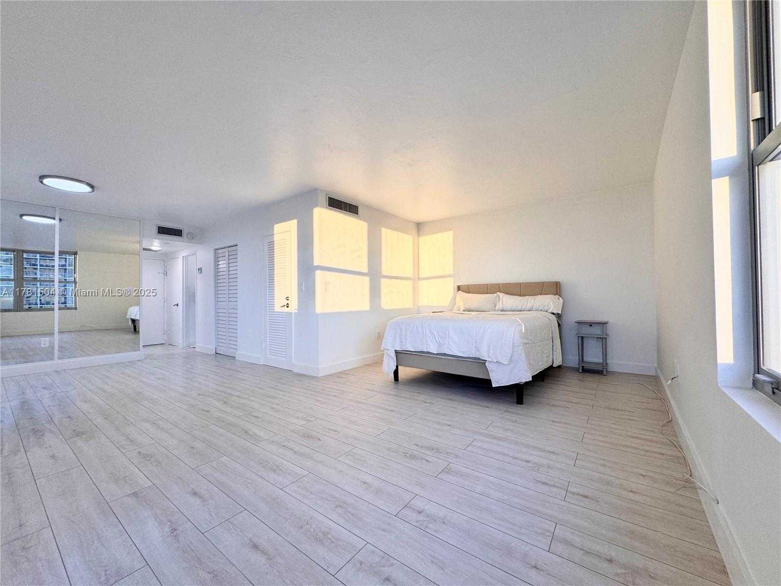 Small Image of 2899 COLLINS AVE #820, Miami Beach Number 3