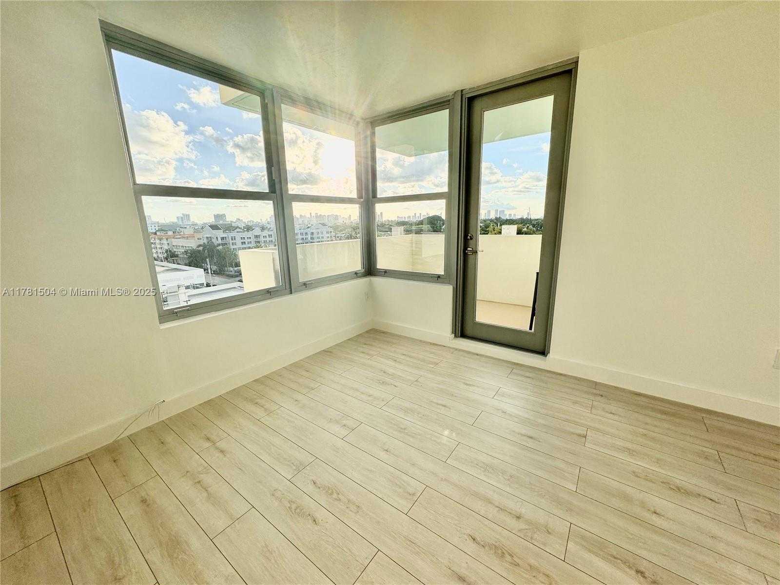 Small Image of 2899 COLLINS AVE #820, Miami Beach Number 4