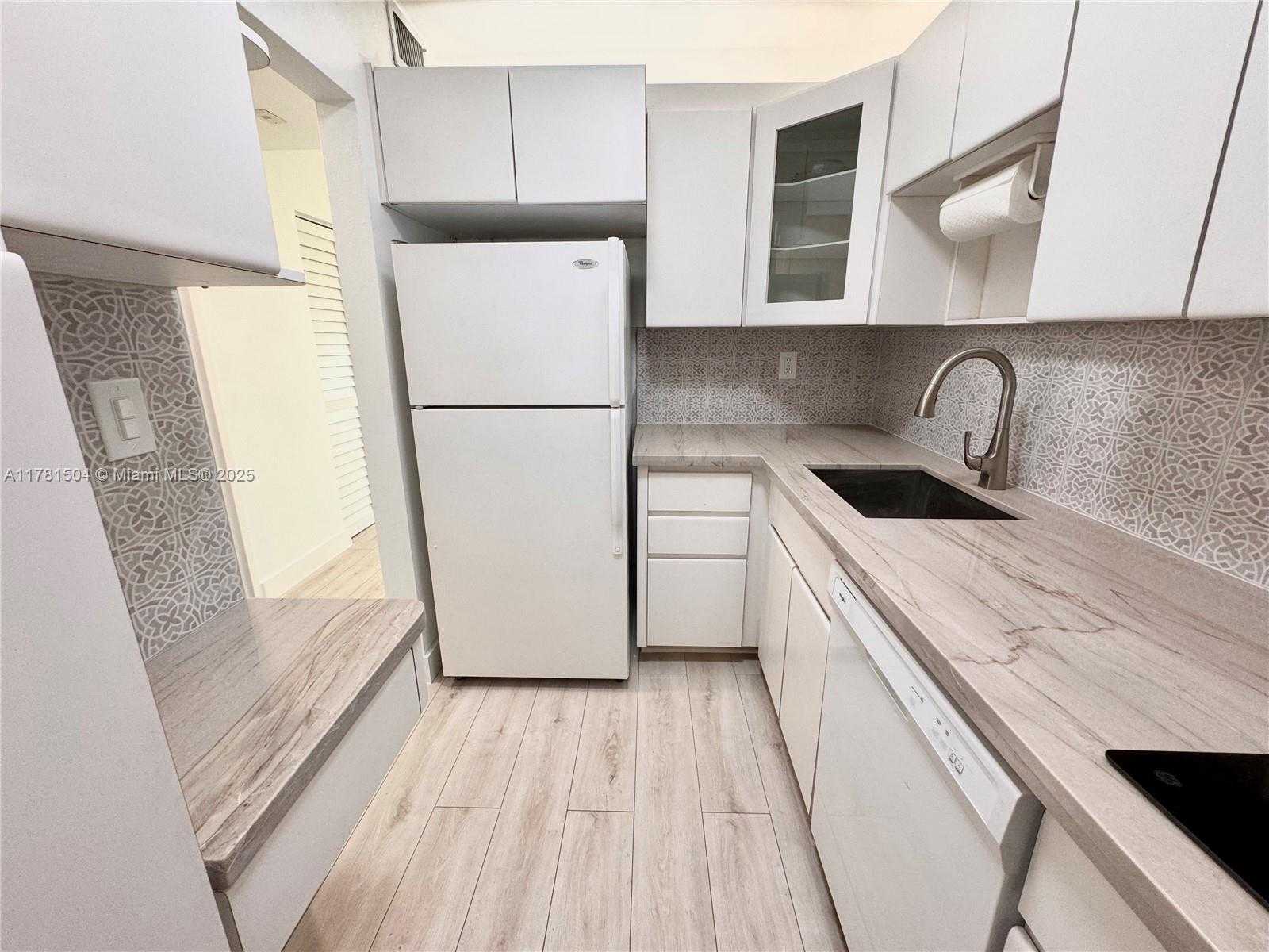 Small Image of 2899 COLLINS AVE #820, Miami Beach Number 6
