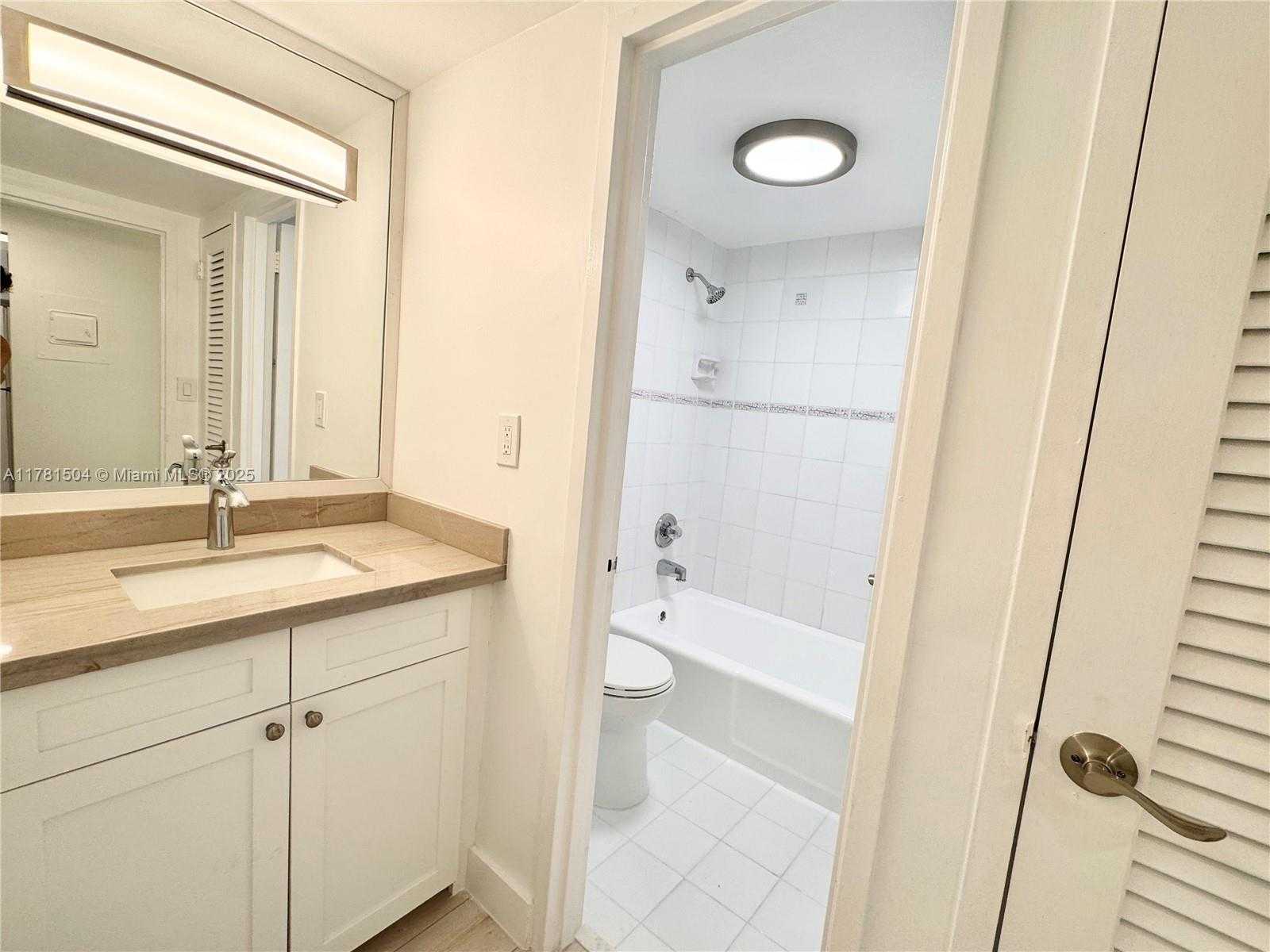 Small Image of 2899 COLLINS AVE #820, Miami Beach Number 9