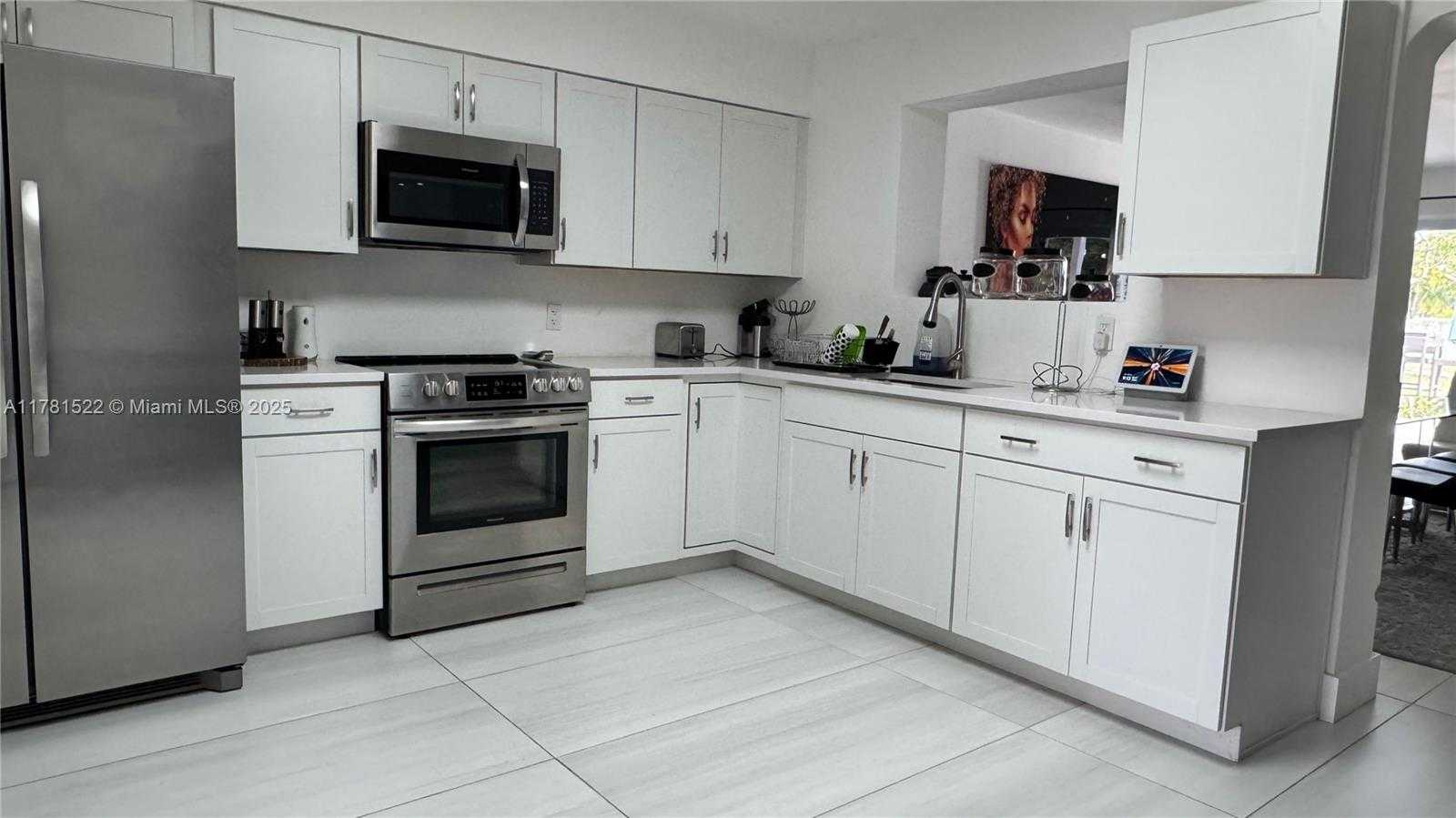 Small Image of 12301 SOUTH WEST 47TH ST, Miami Number 13