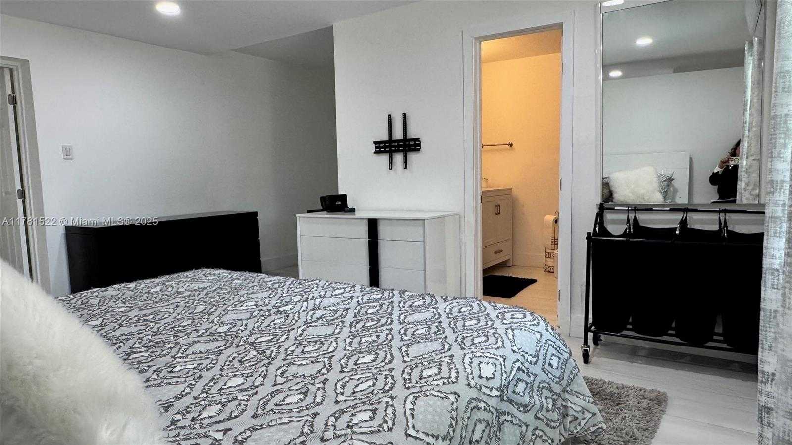 Small Image of 12301 SOUTH WEST 47TH ST, Miami Number 32