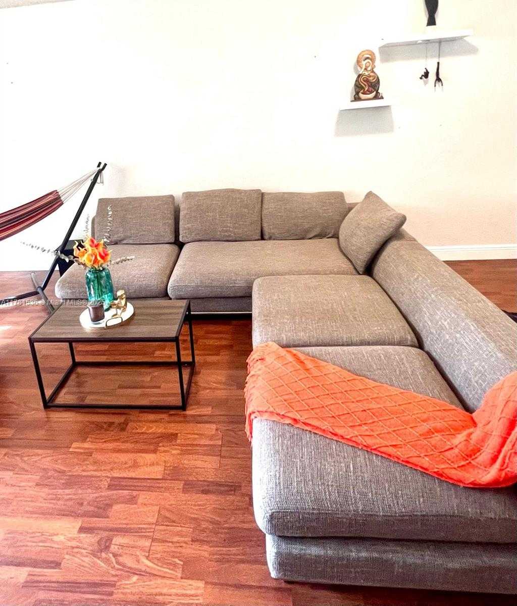 Small Image of 8225 LAKE DR #302, Doral Number 10
