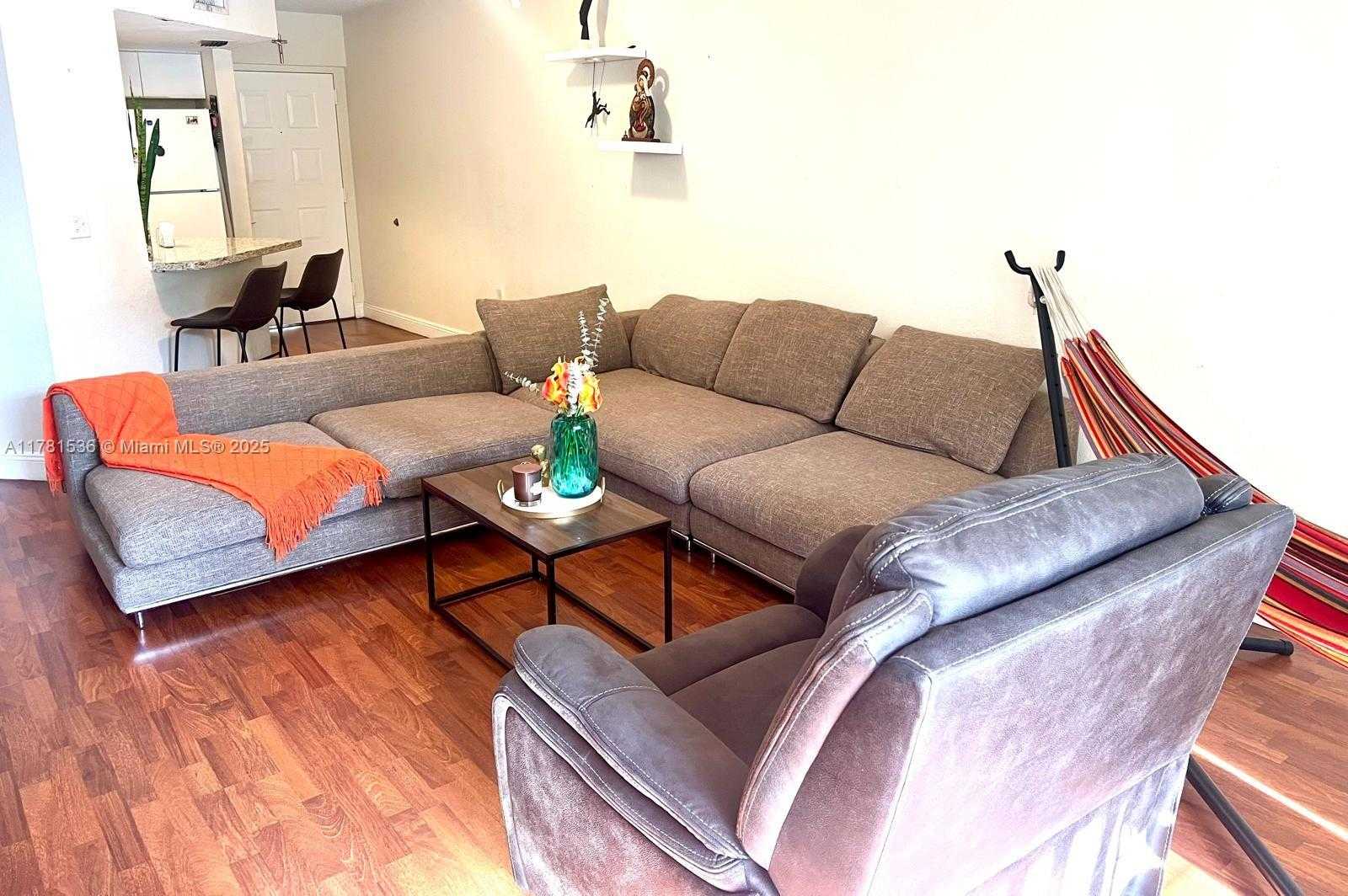 Small Image of 8225 LAKE DR #302, Doral Number 11