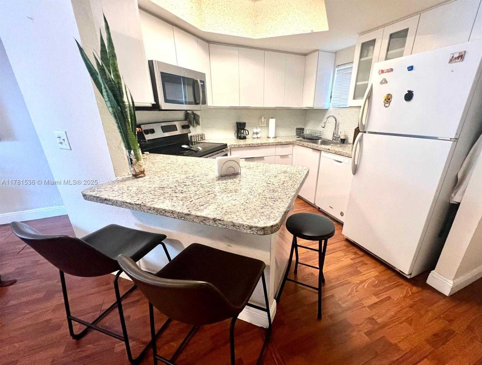 Small Image of 8225 LAKE DR #302, Doral Number 12