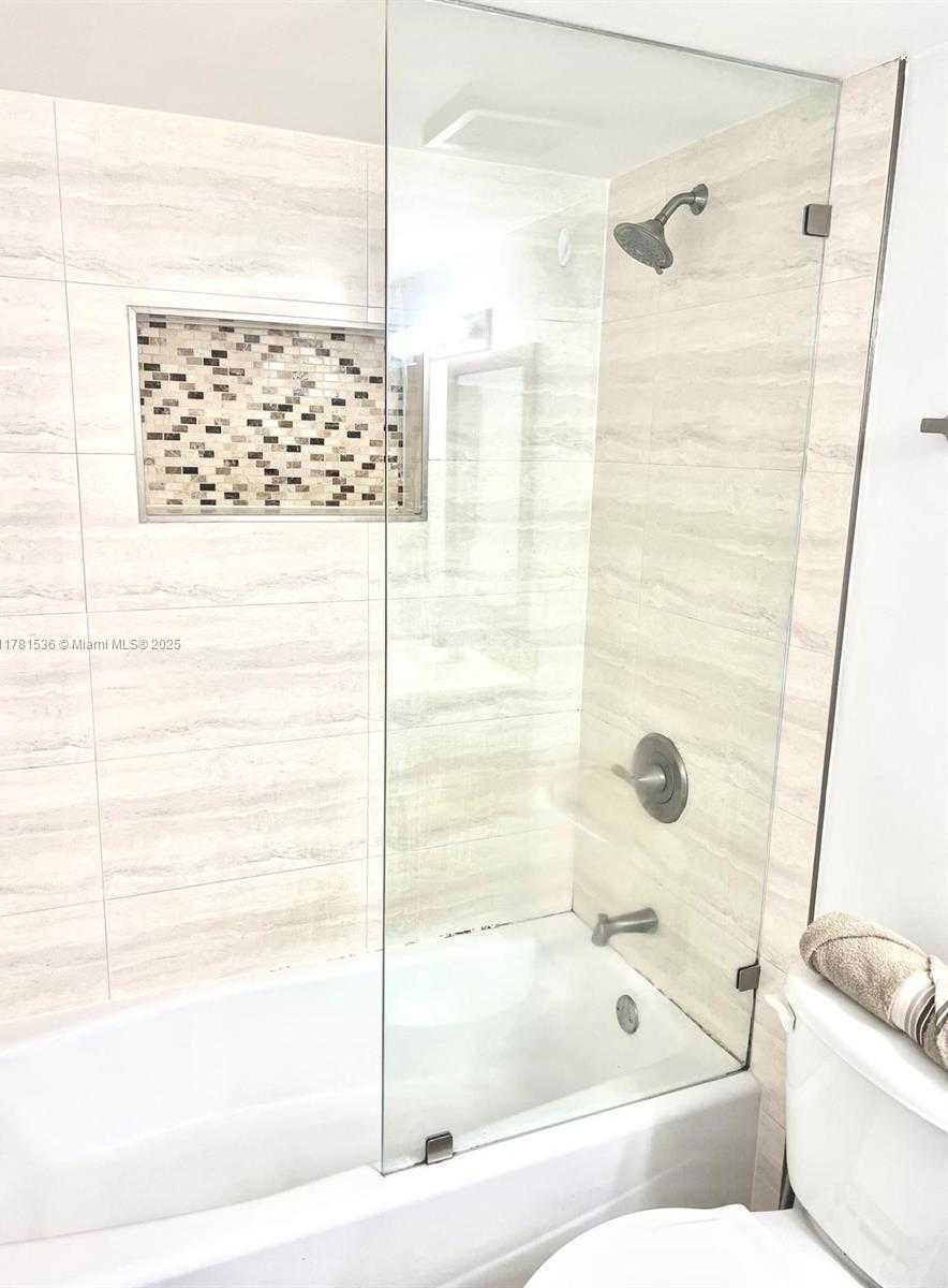 Small Image of 8225 LAKE DR #302, Doral Number 13