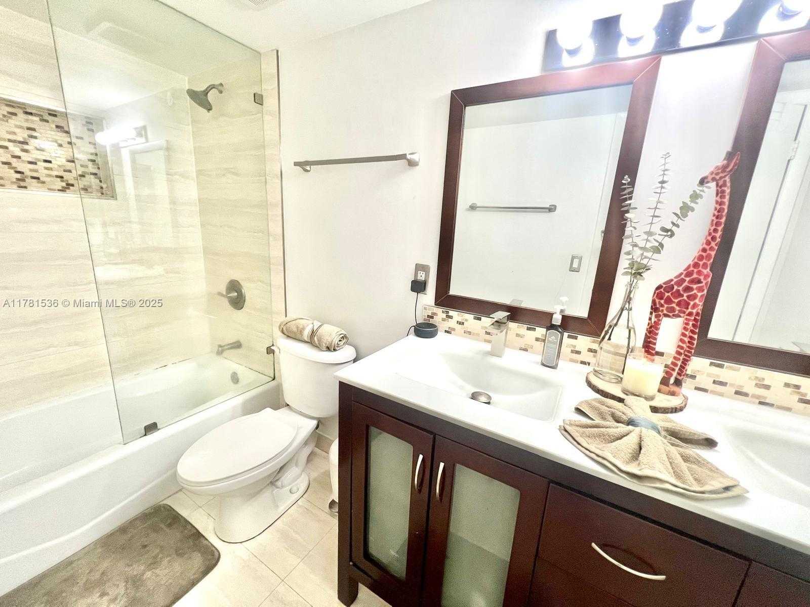 Small Image of 8225 LAKE DR #302, Doral Number 14