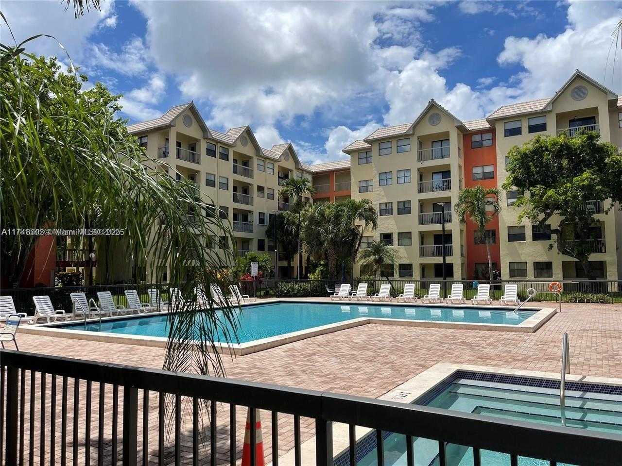 Small Image of 8225 LAKE DR #302, Doral Number 4