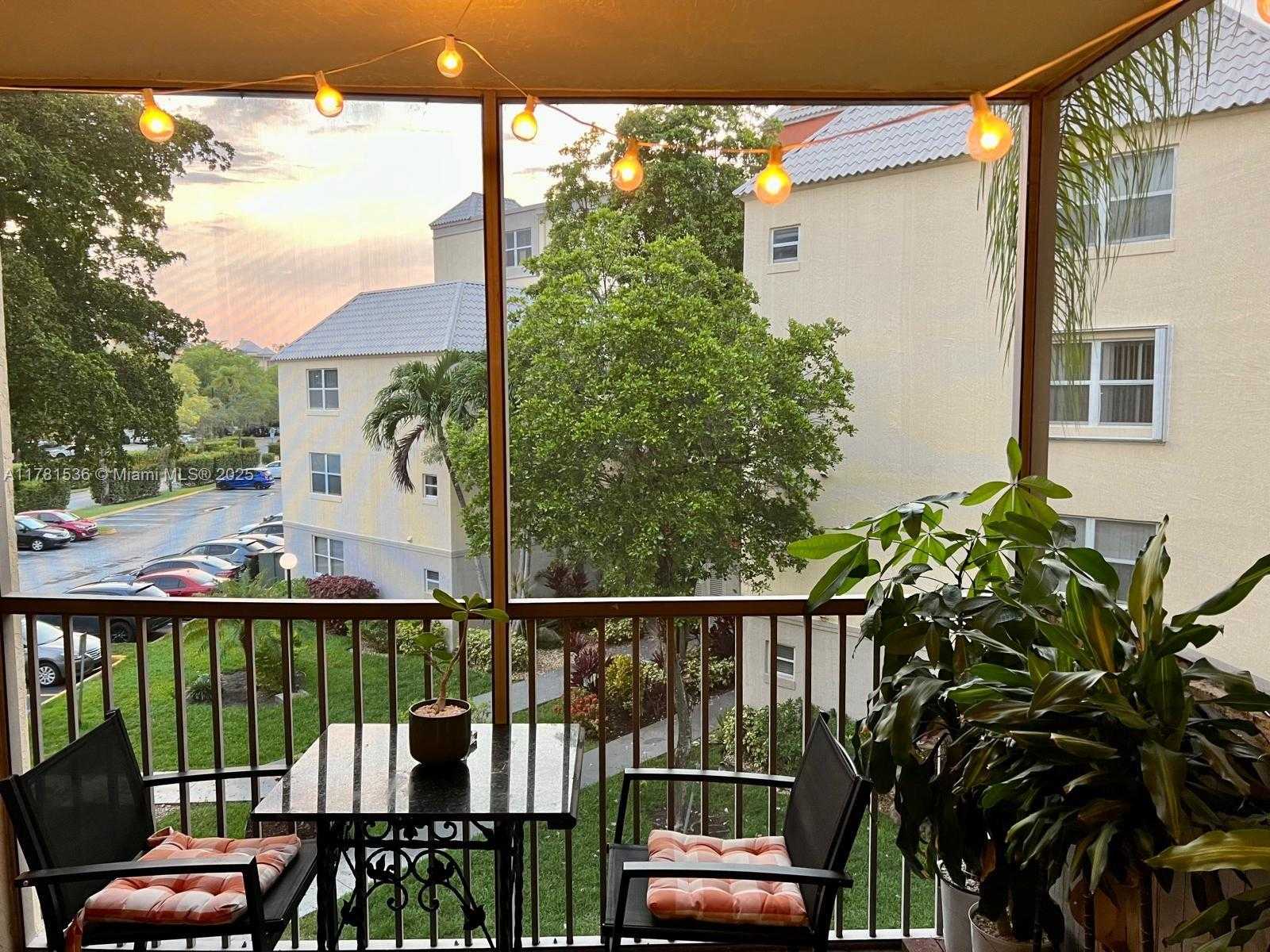Small Image of 8225 LAKE DR #302, Doral Number 7