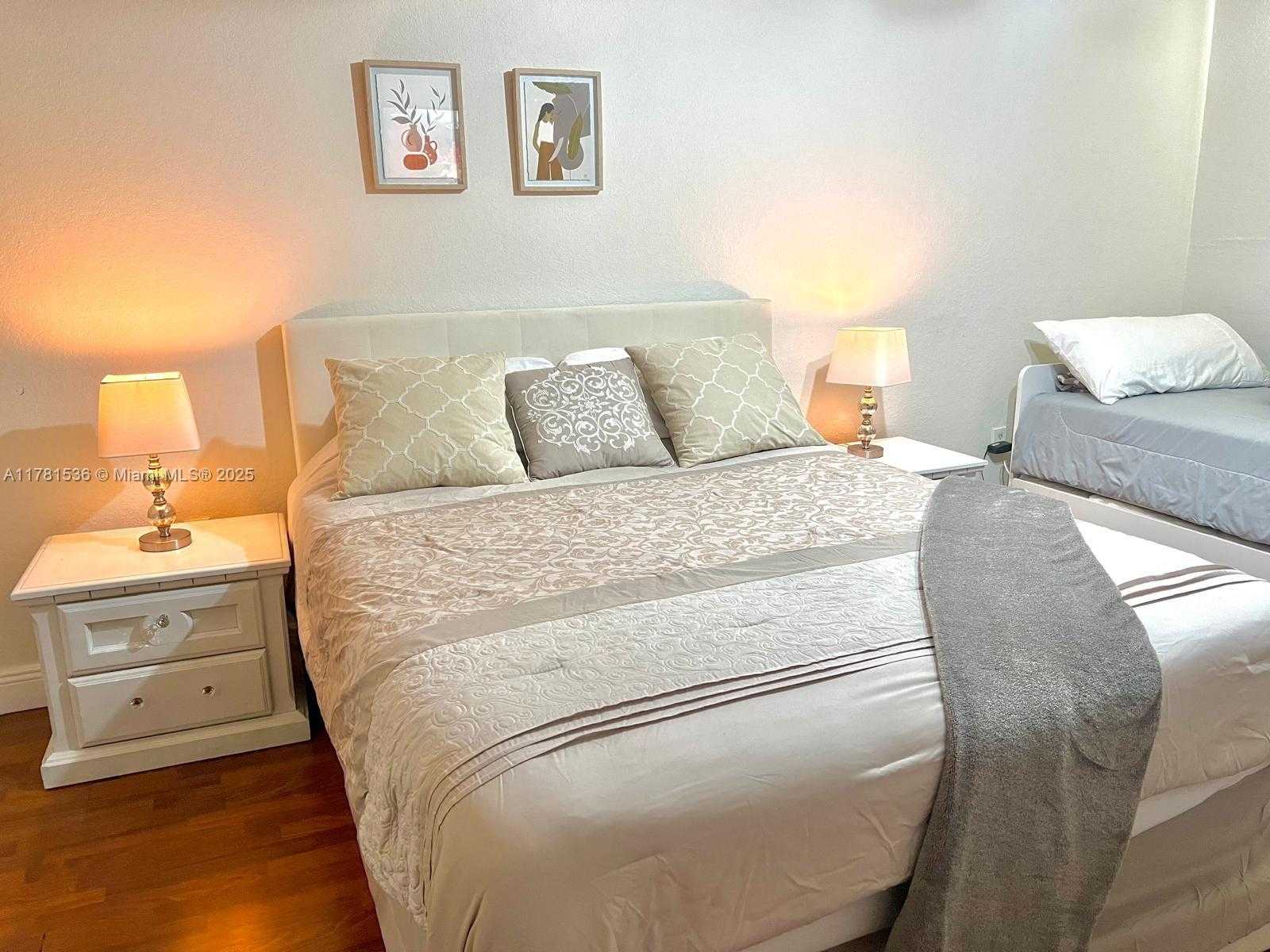 Small Image of 8225 LAKE DR #302, Doral Number 9