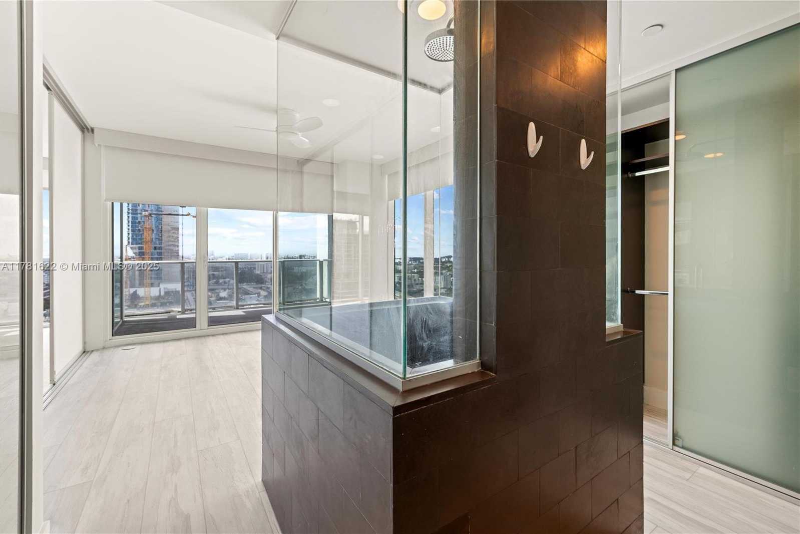 Small Image of 1040 BISCAYNE BLVD #1706, Miami Number 20