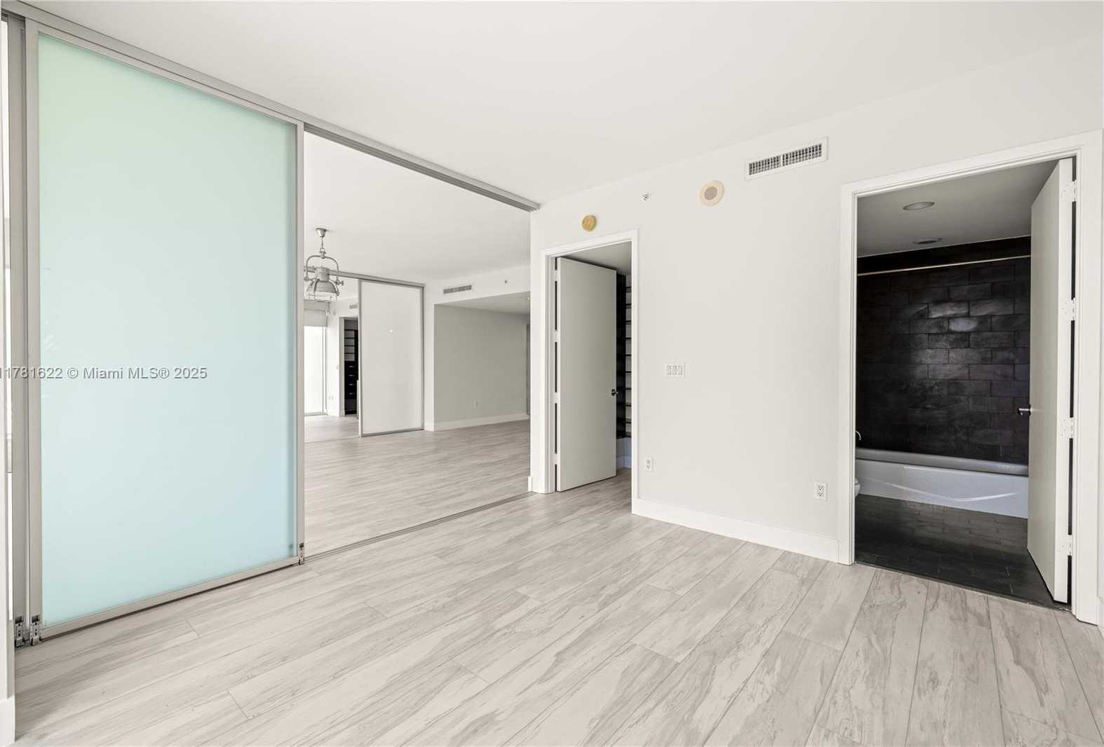 Small Image of 1040 BISCAYNE BLVD #1706, Miami Number 24