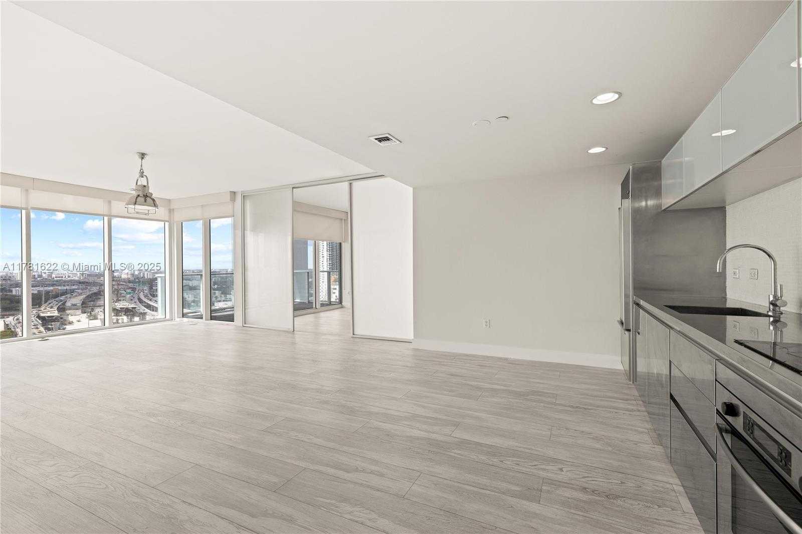 Small Image of 1040 BISCAYNE BLVD #1706, Miami Number 3