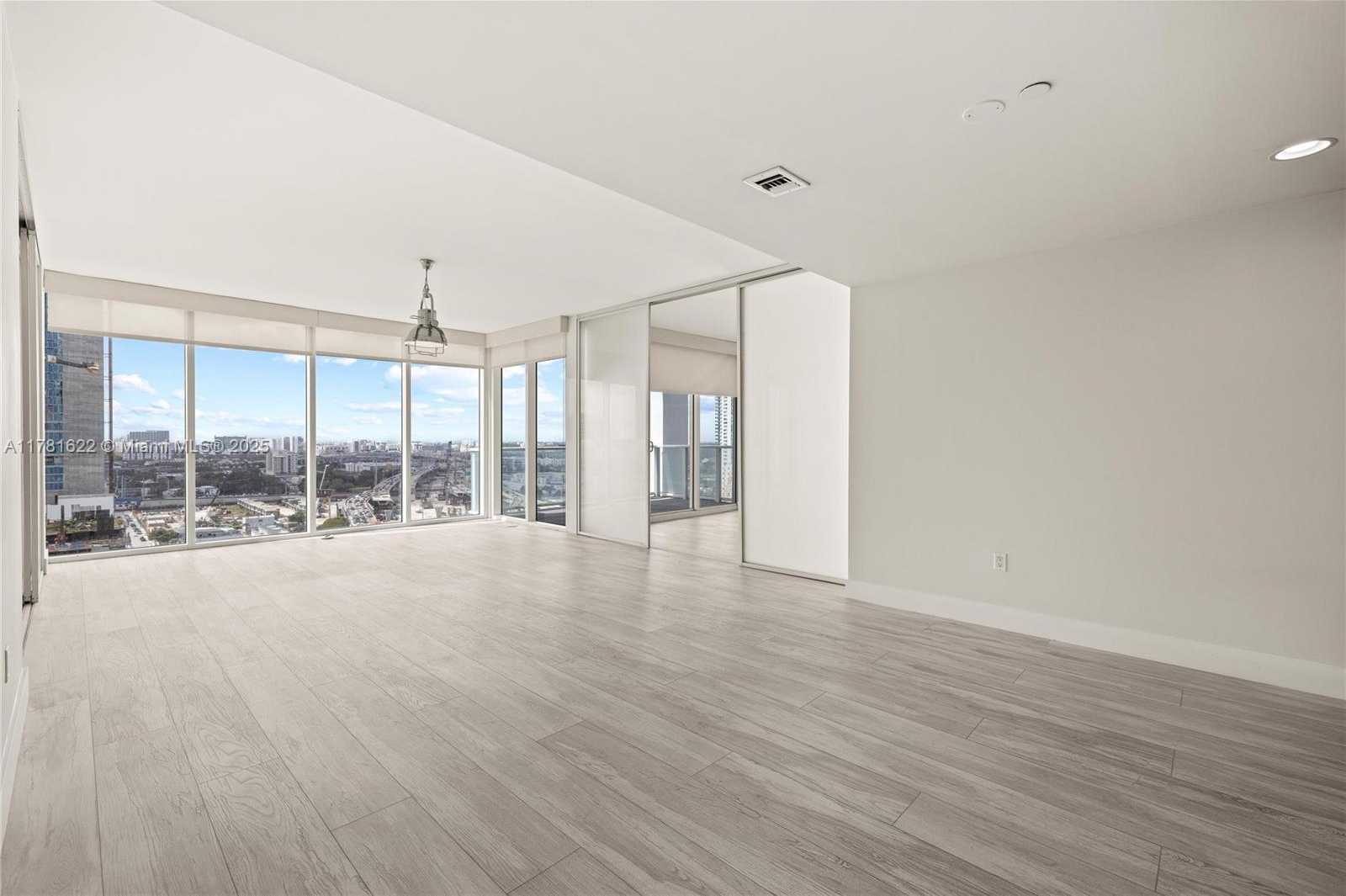 Small Image of 1040 BISCAYNE BLVD #1706, Miami Number 6