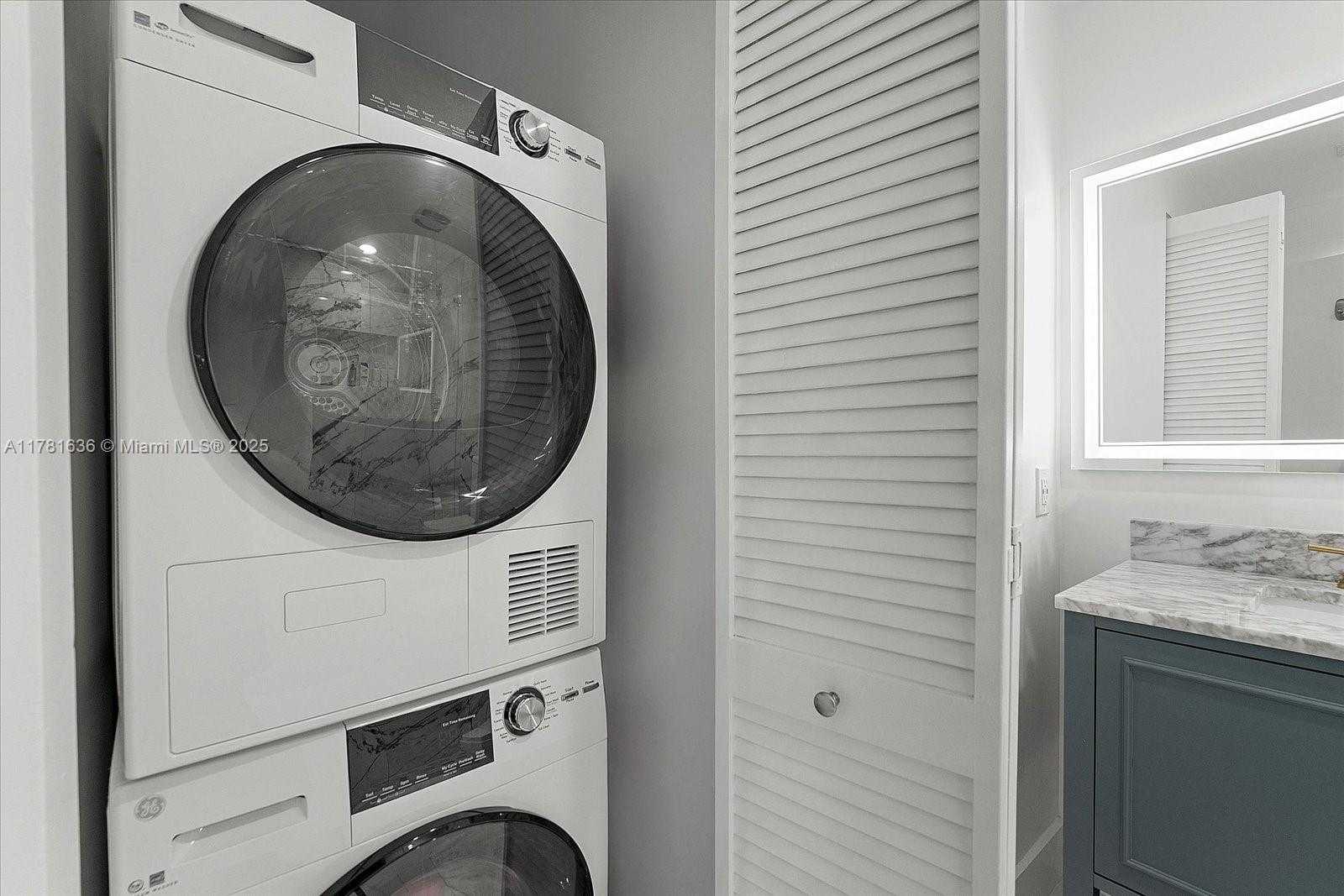 Small Image of 300 SOUTH BISCAYNE BLVD #T-3709, Miami Number 10