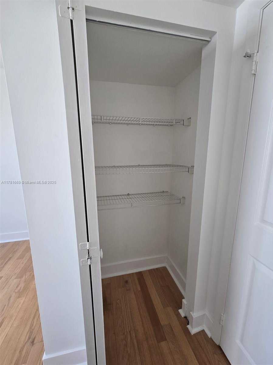 Small Image of 800 CLAUGHTON ISLAND DR #1205, Miami Number 11