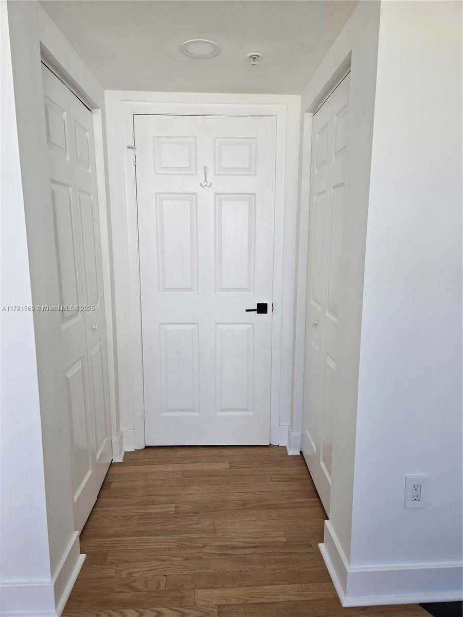 Small Image of 800 CLAUGHTON ISLAND DR #1205, Miami Number 12