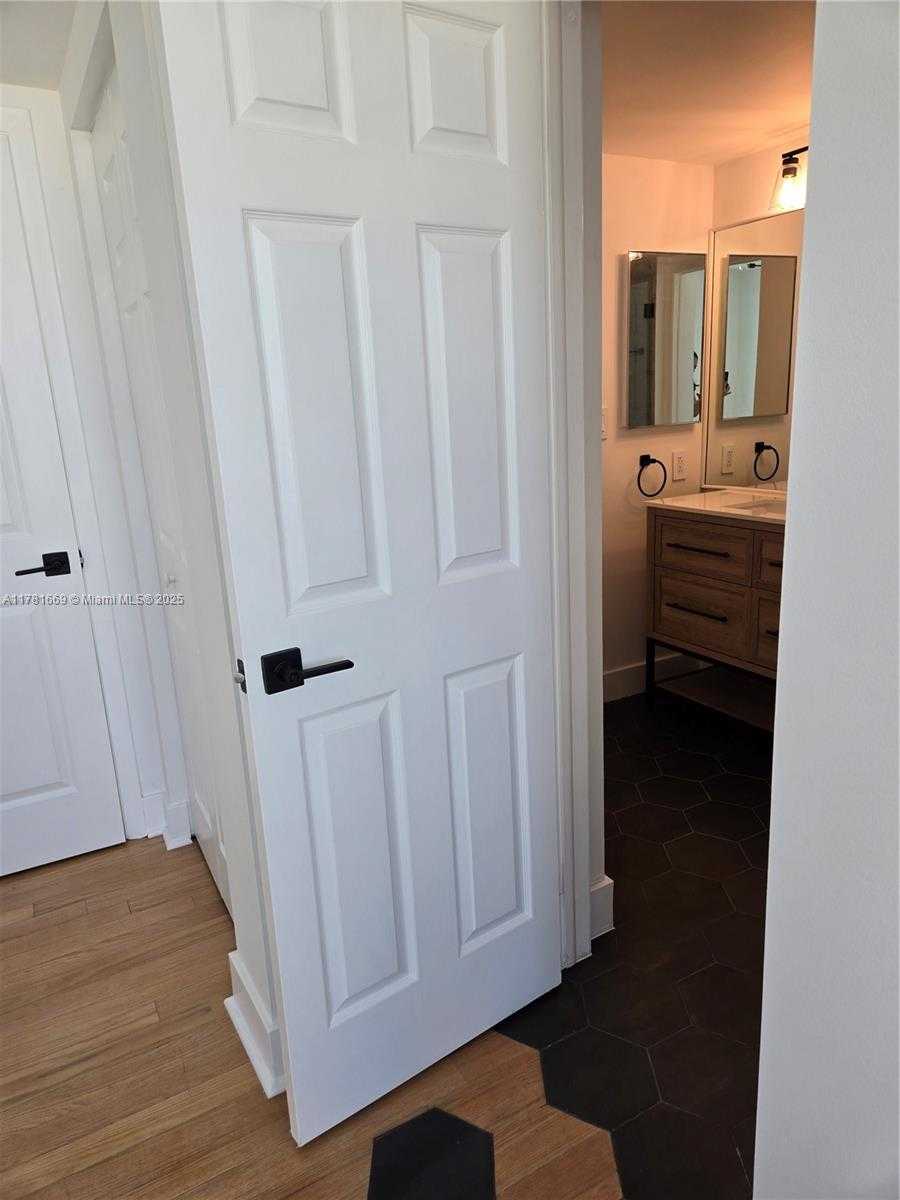 Small Image of 800 CLAUGHTON ISLAND DR #1205, Miami Number 13
