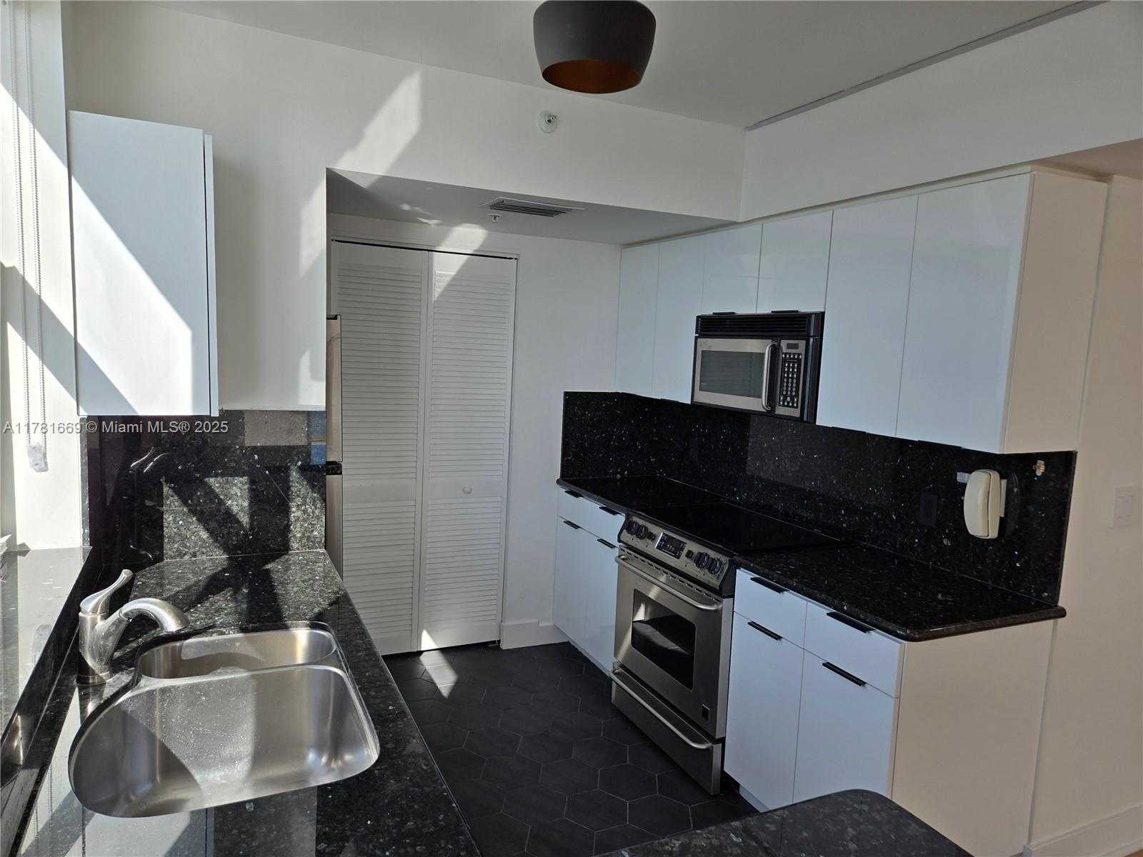 Small Image of 800 CLAUGHTON ISLAND DR #1205, Miami Number 22