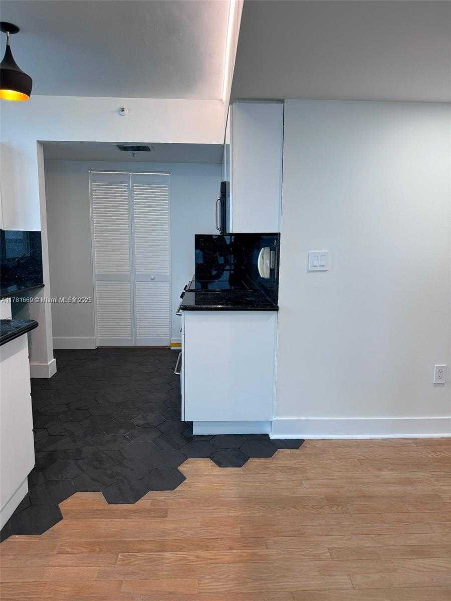 Small Image of 800 CLAUGHTON ISLAND DR #1205, Miami Number 26