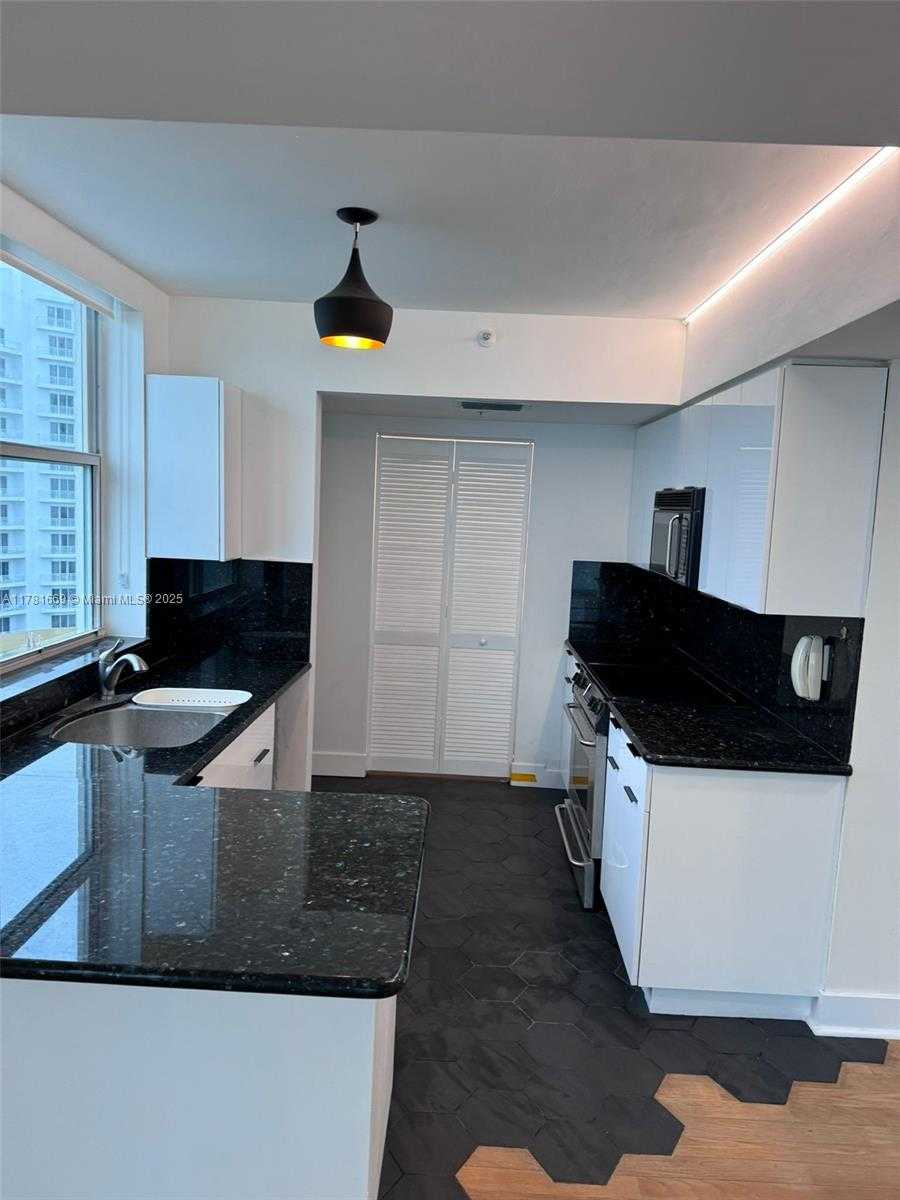 Small Image of 800 CLAUGHTON ISLAND DR #1205, Miami Number 27