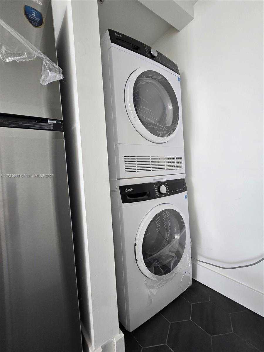 Small Image of 800 CLAUGHTON ISLAND DR #1205, Miami Number 29