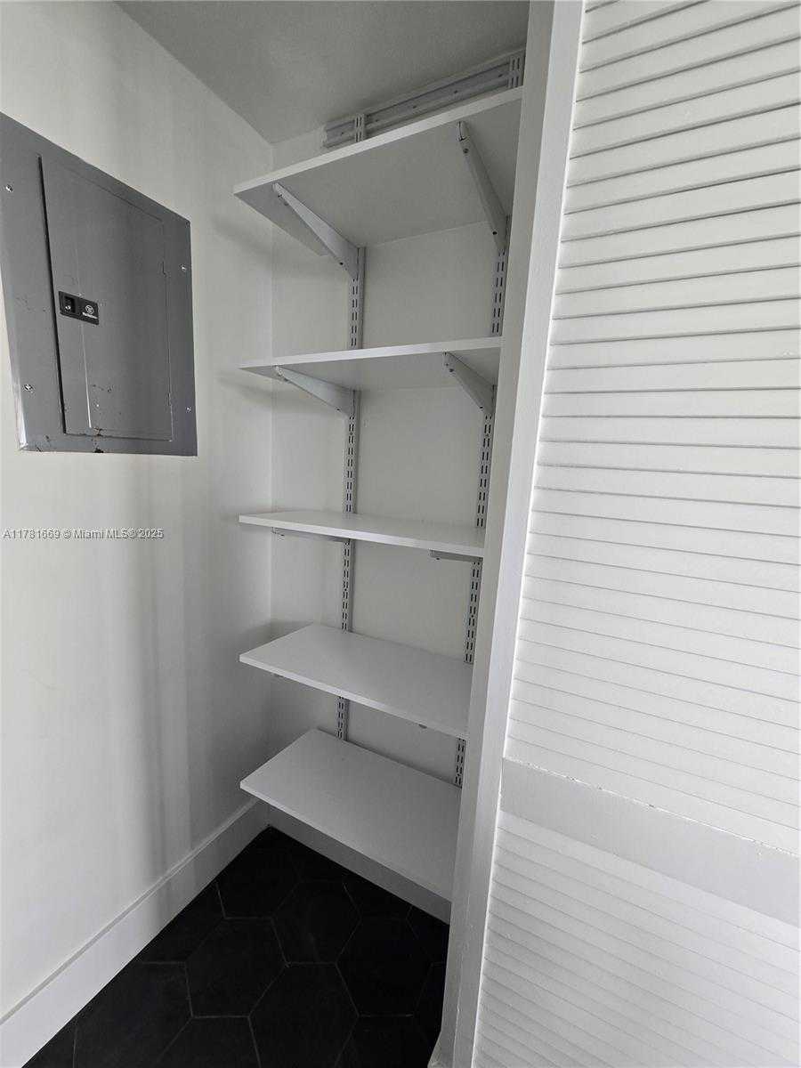 Small Image of 800 CLAUGHTON ISLAND DR #1205, Miami Number 30