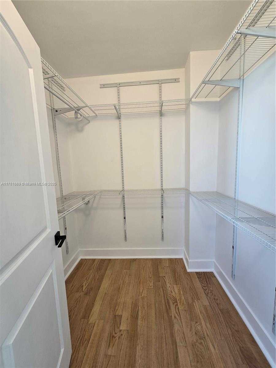 Small Image of 800 CLAUGHTON ISLAND DR #1205, Miami Number 34