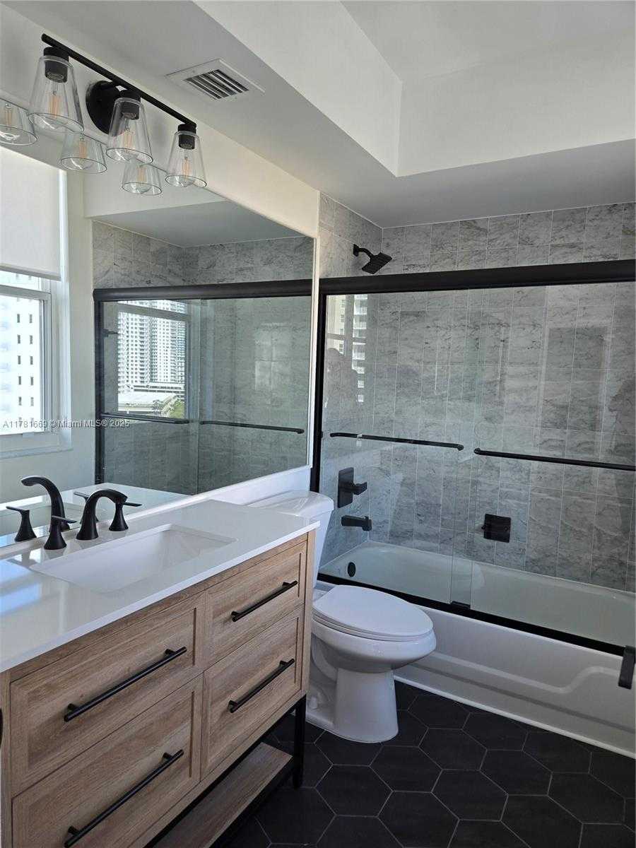 Small Image of 800 CLAUGHTON ISLAND DR #1205, Miami Number 7