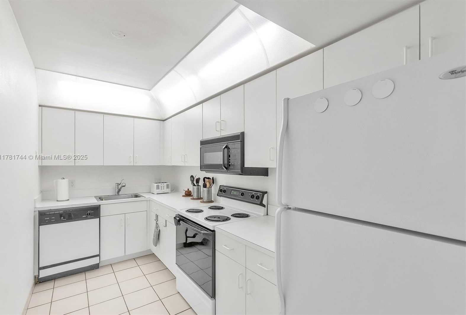 Small Image of 800 CLAUGHTON ISLAND DR #1204, Miami Number 16