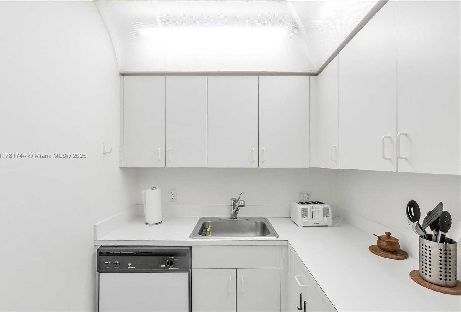 Small Image of 800 CLAUGHTON ISLAND DR #1204, Miami Number 17