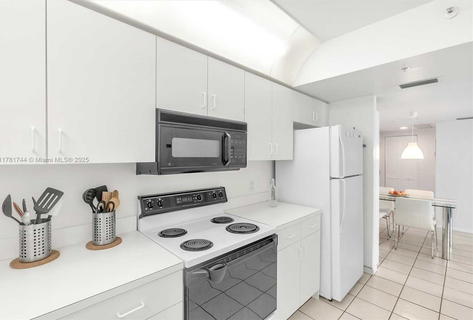 Small Image of 800 CLAUGHTON ISLAND DR #1204, Miami Number 18