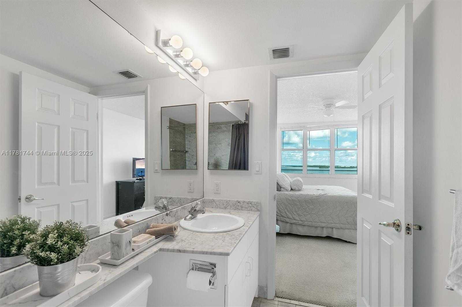 Small Image of 800 CLAUGHTON ISLAND DR #1204, Miami Number 22