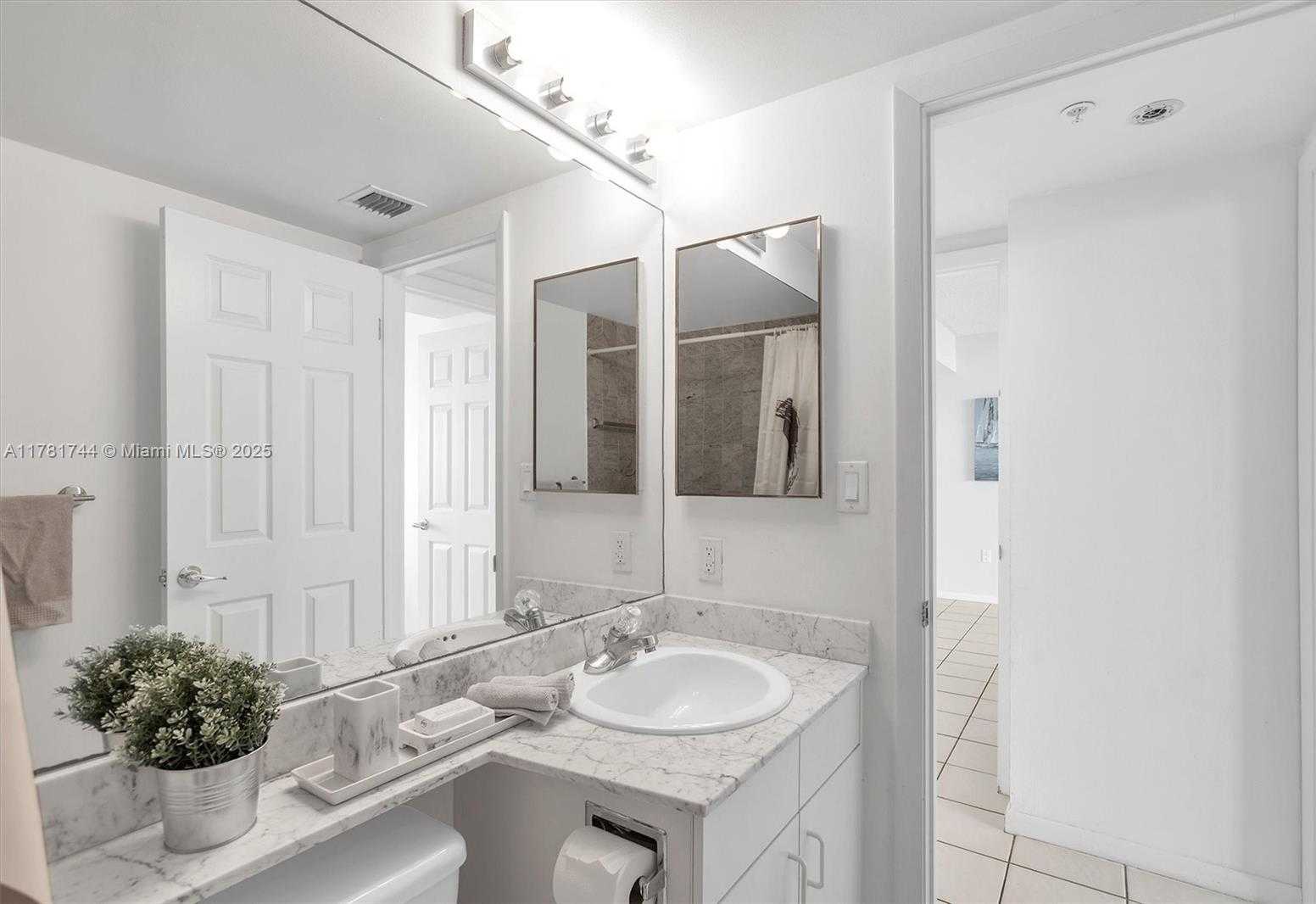 Small Image of 800 CLAUGHTON ISLAND DR #1204, Miami Number 26