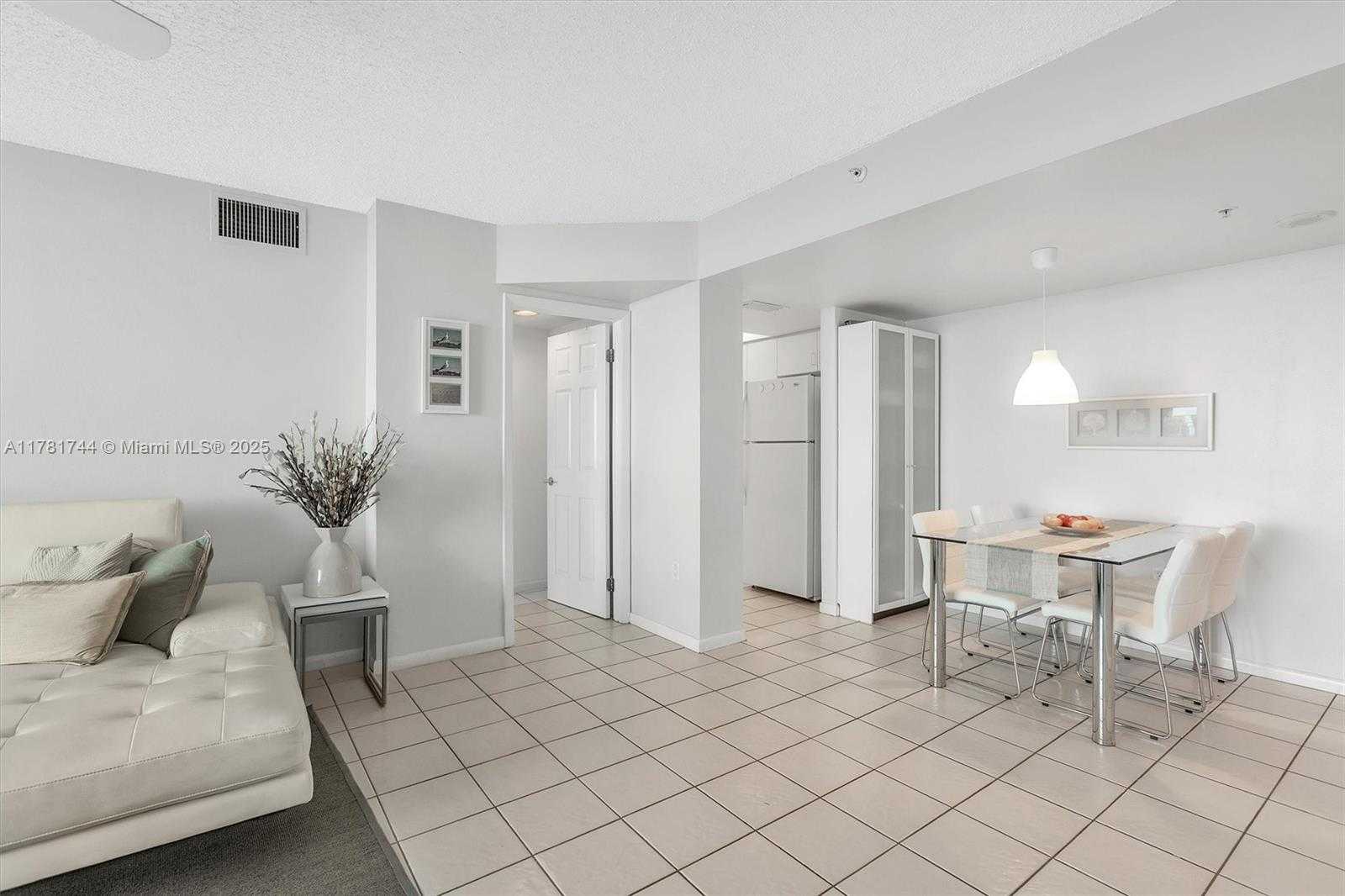 Small Image of 800 CLAUGHTON ISLAND DR #1204, Miami Number 7