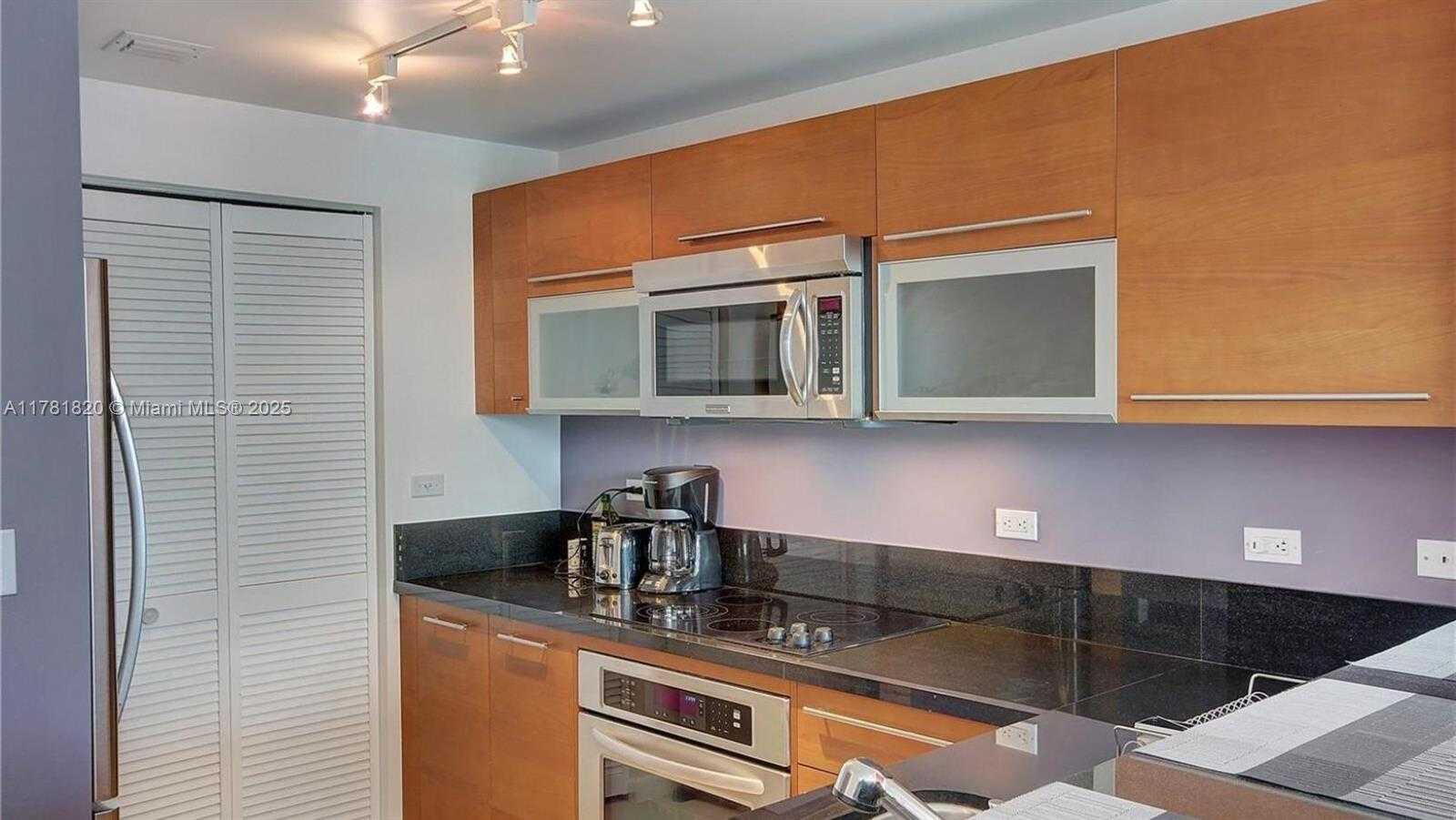 Small Image of 244 BISCAYNE BLVD #2405, Miami Number 7