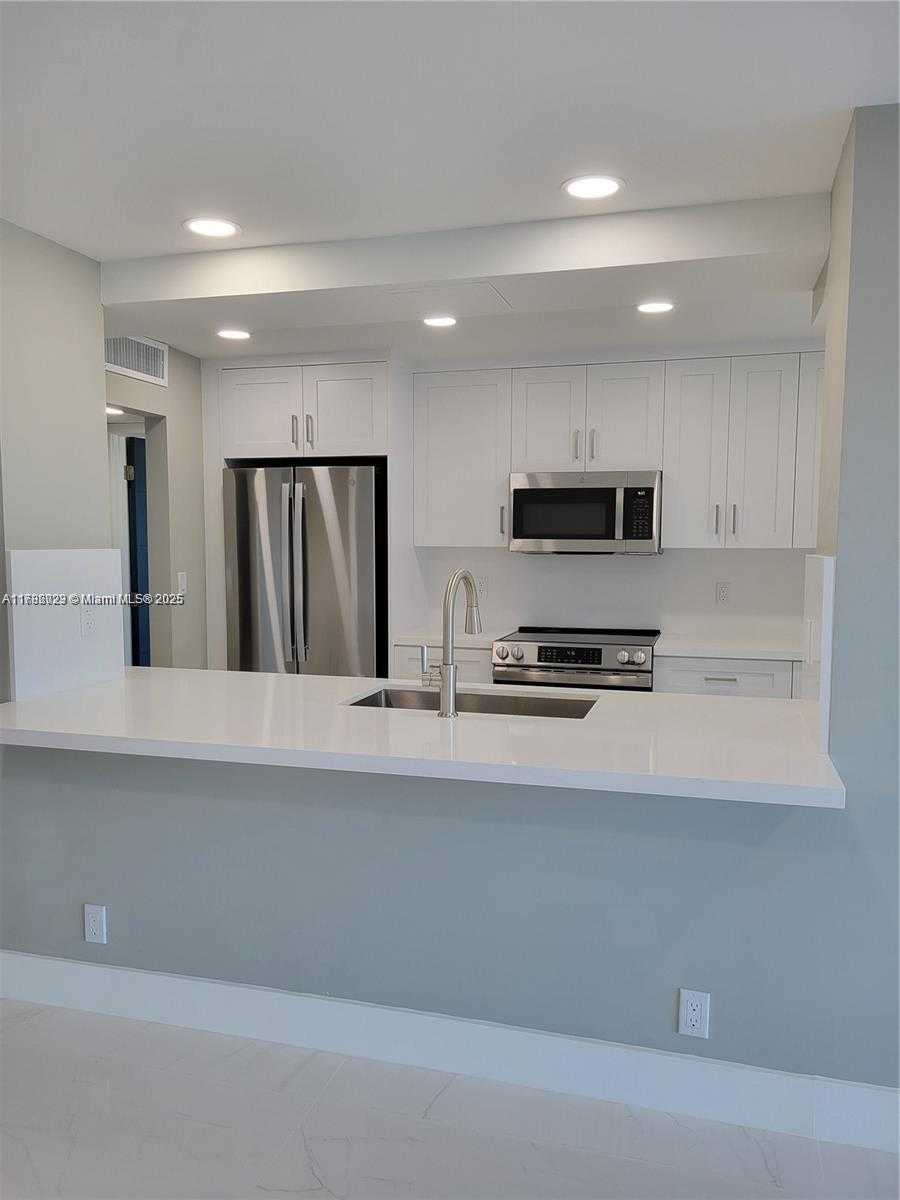 Small Image of 2655 COLLINS AVE #PH-9, Miami Beach Number 10