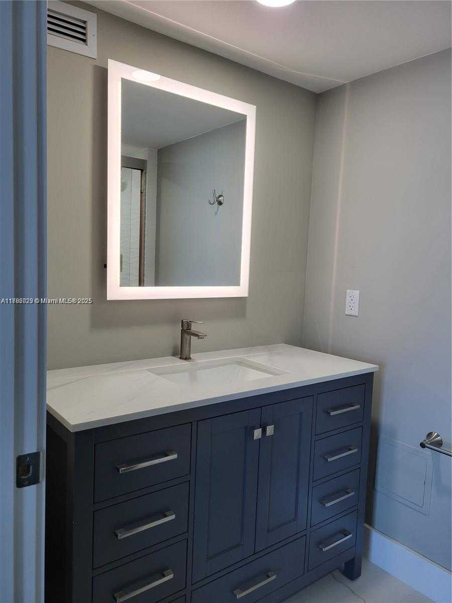 Small Image of 2655 COLLINS AVE #PH-9, Miami Beach Number 12