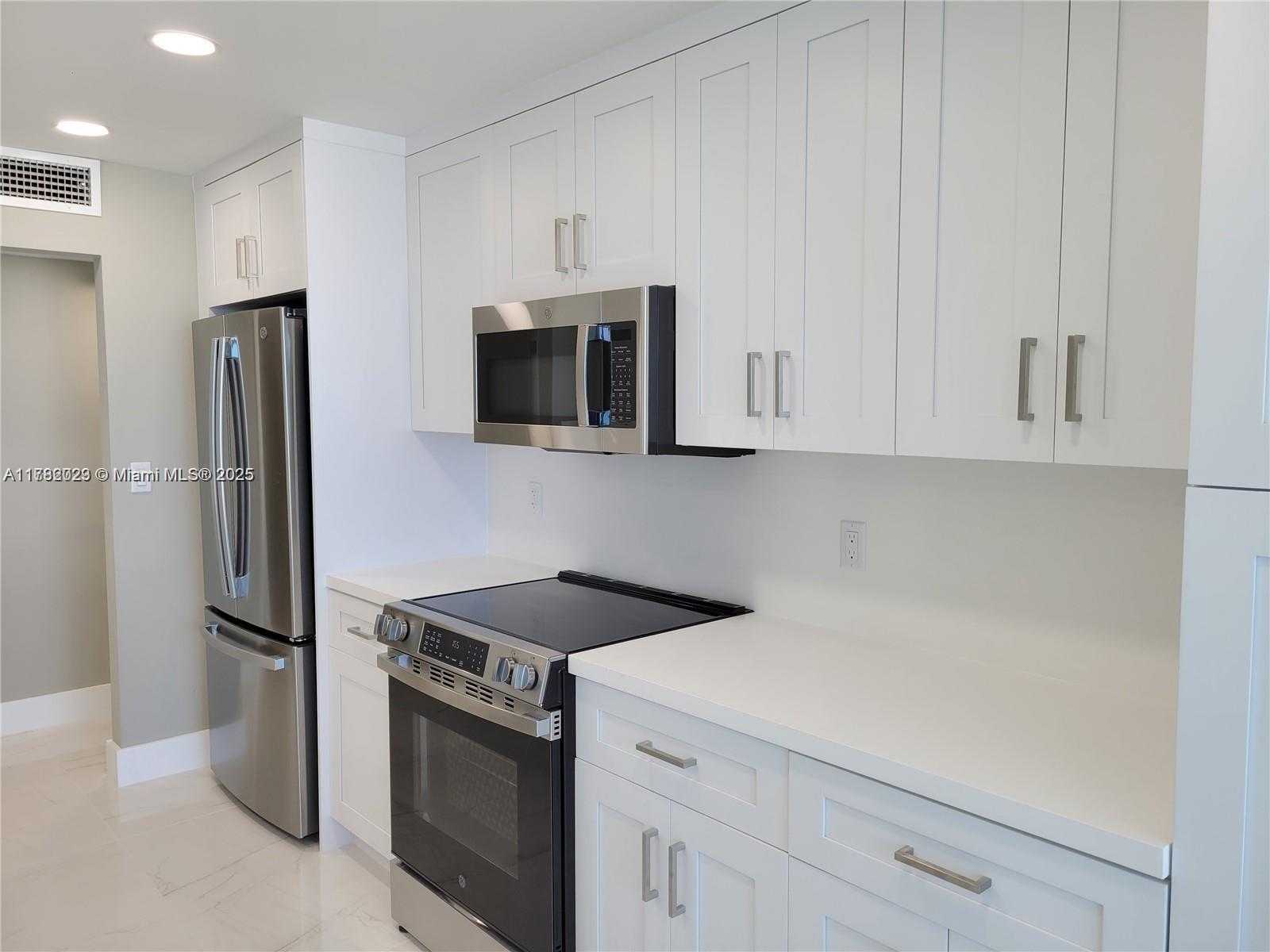 Small Image of 2655 COLLINS AVE #PH-9, Miami Beach Number 7