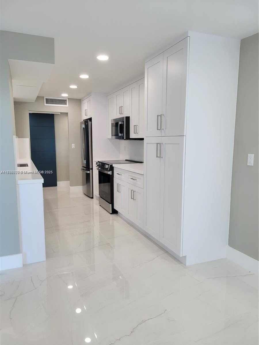 Small Image of 2655 COLLINS AVE #PH-9, Miami Beach Number 8