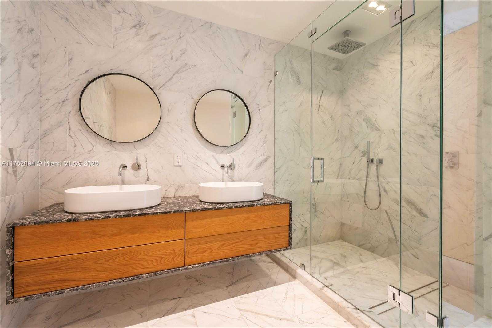 Small Image of 100 SOUTH POINTE DR #1802, Miami Beach Number 10