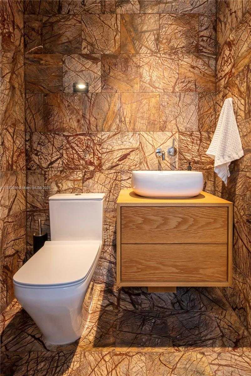 Small Image of 100 SOUTH POINTE DR #1802, Miami Beach Number 12