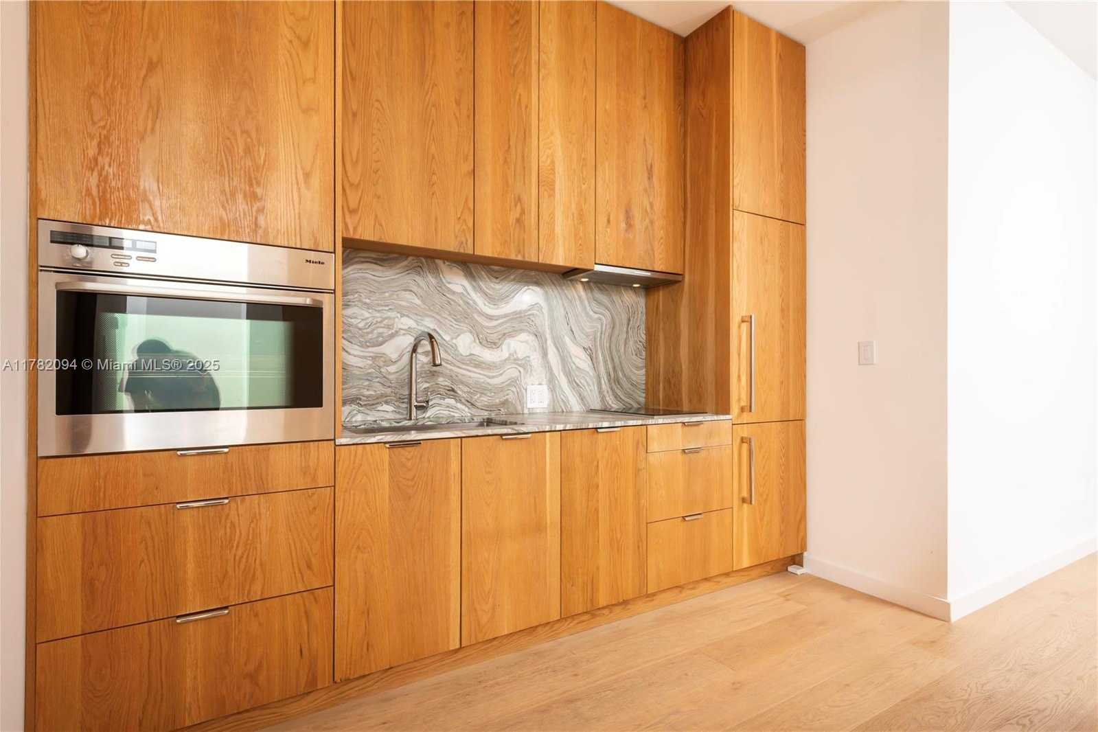 Small Image of 100 SOUTH POINTE DR #1802, Miami Beach Number 7